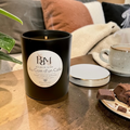 Bougie parfumée au coin d'un café de Bougies du Monde