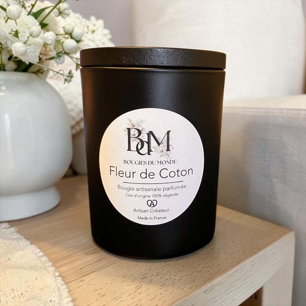 Bougie végétale parfumée fleur de coton verre noir 150g - Bougies du Monde